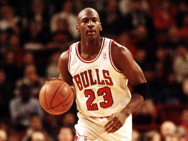 亚特兰大勇士队凭借强力外野群在不被看好的情况下击败太空人，时隔 26 年再夺魁